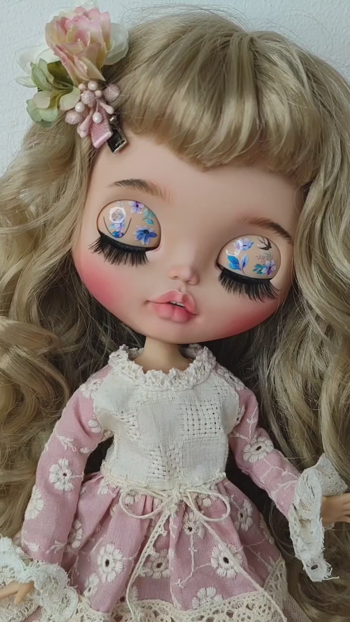 Load video: Custom Blythe doll and her winking eyes